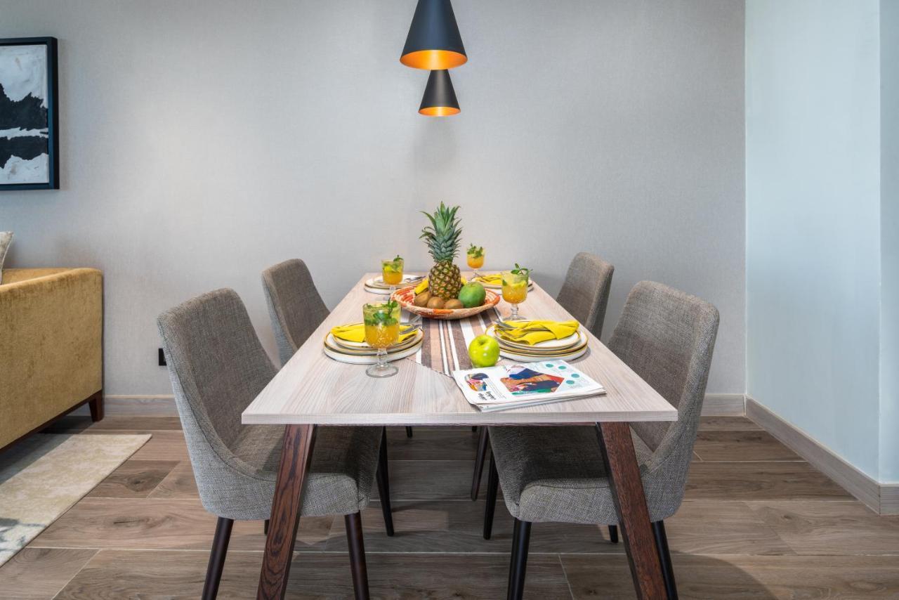 אפרטהוטל Citadines אבהא מראה חיצוני תמונה A dining room table with chairs