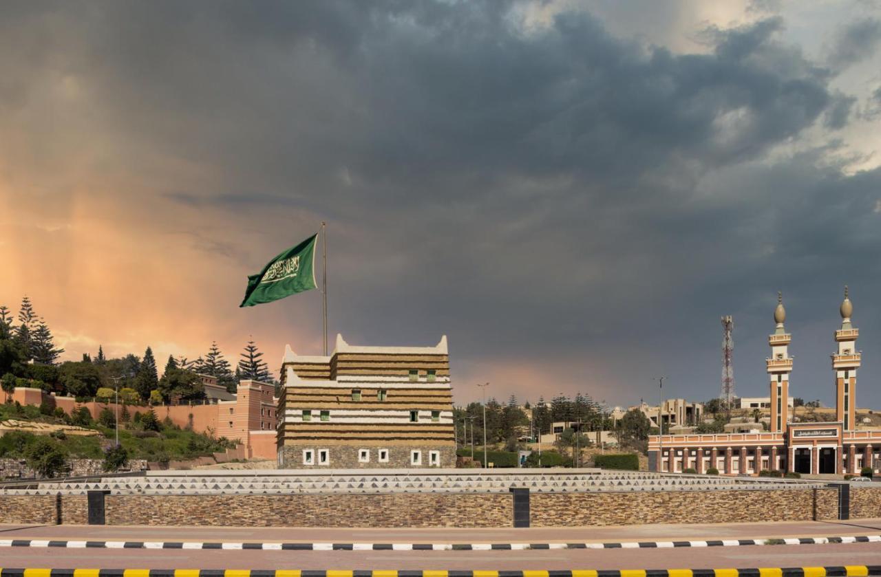 אפרטהוטל Citadines אבהא מראה חיצוני תמונה The Saudi Arabian flag flying in the city of Riyadh