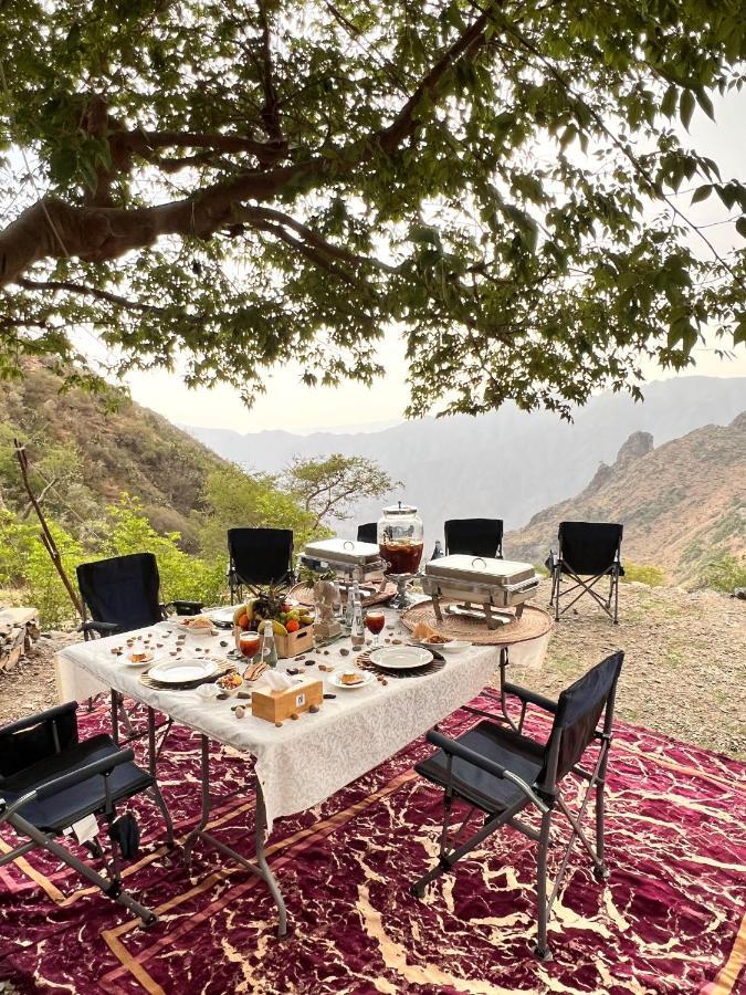 אפרטהוטל Citadines אבהא מראה חיצוני תמונה A picnic in the mountains of Oman